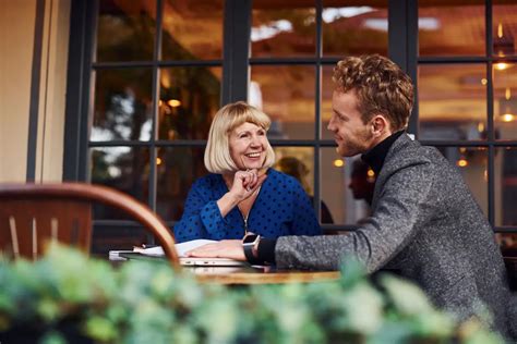 verliefd op veel oudere vrouw|Tijdloze Liefde 